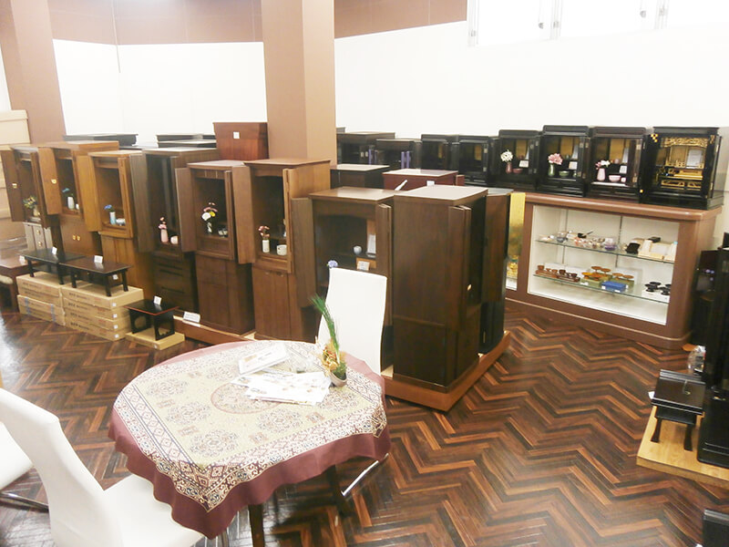 瓢箪山店店内仏壇展示