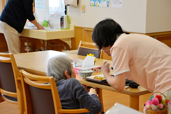 介護スタッフの食事介護