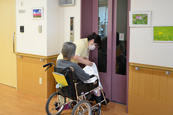 介護スタッフの歩行介助