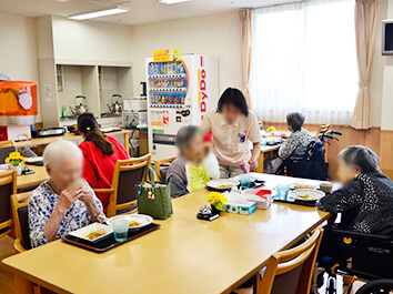 夏祭りのお食事風景