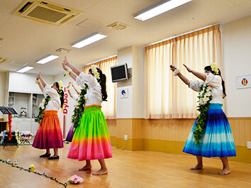 「フラハイビスカス」の皆様のフラダンス公演